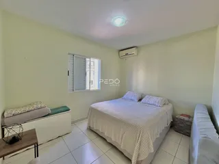 Quarto com cama e janela em um imóvel no Brasil.