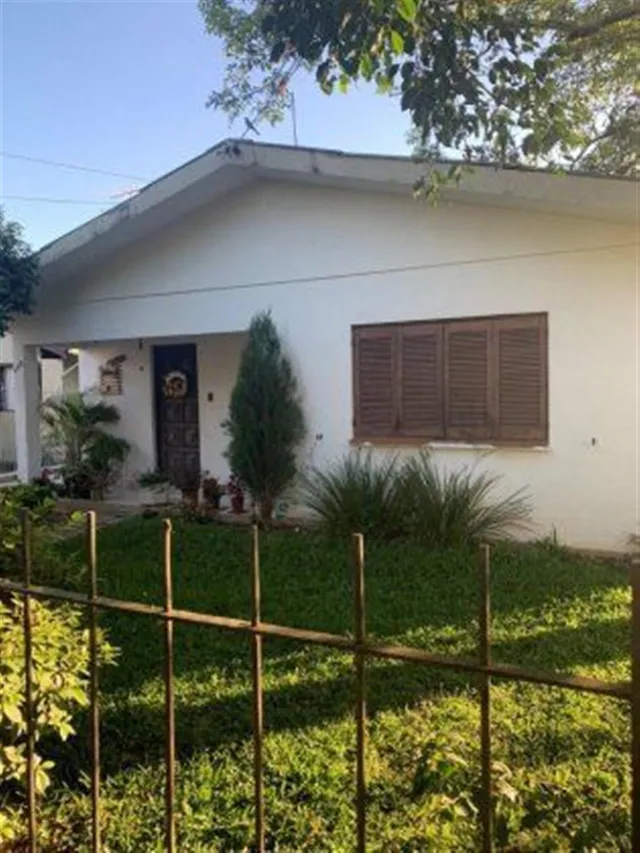 A fachada de uma casa em Lajeado, Brasil, com jardim frontal.