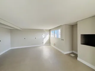 Vista ampla de uma sala de estar clara com janela.