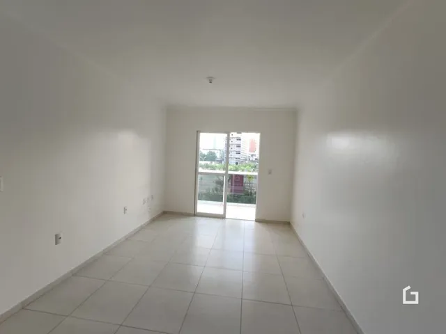 Vista interna de um ambiente com paredes brancas e piso de cerâmica.