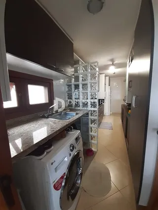 Hall de entrada com área de serviço e piso de cerâmica em uma residência.