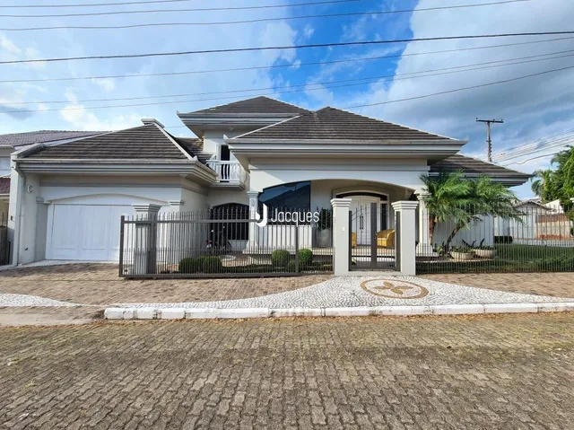 Fachada de uma casa residencial em Lajeado, Brasil com portão de ferro.