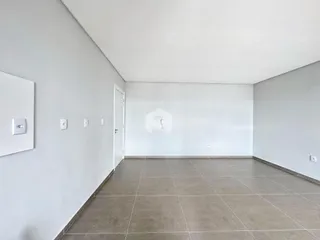 Corredor interno com piso de cerâmica e paredes brancas.