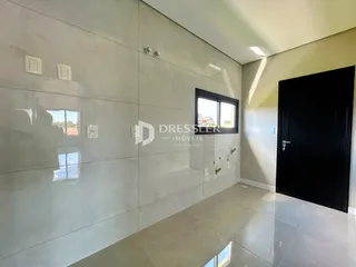 Parede clara de um ambiente interno com janela e porta em um imóvel.