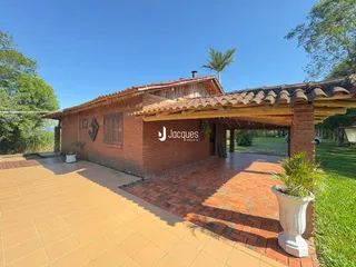 Fachada de casa em tijolo com área coberta e pátio no Brasil.