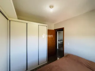 Quarto com armários e cama em um imóvel no Brasil.