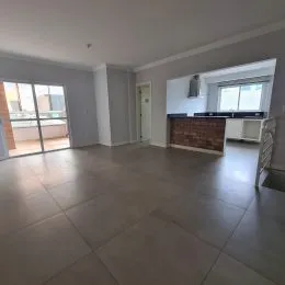 Sala ampla com piso de cerâmica em um imóvel.