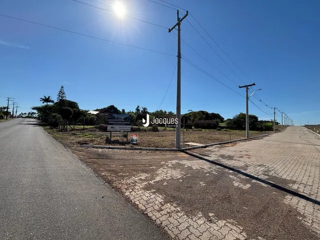 Vista da estrada em Lajeado, Brasil, com postes de luz e vegetação ao fundo.