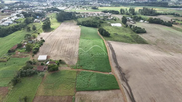 Vista aérea de uma propriedade rural com áreas de cultivo e vegetação no interior de Lajeado.