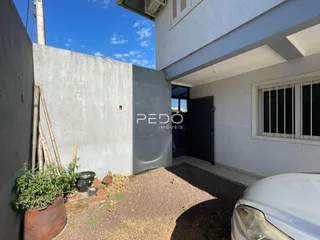 A fachada de uma residência em Lajeado, Brasil, com uma parede externa branca.