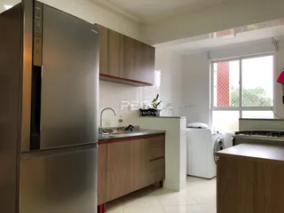 Cozinha moderna com armários de madeira e eletrodomésticos de aço inoxidável.