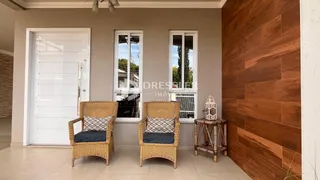 Ambiente interno com portas e janelas em uma sala de estar.