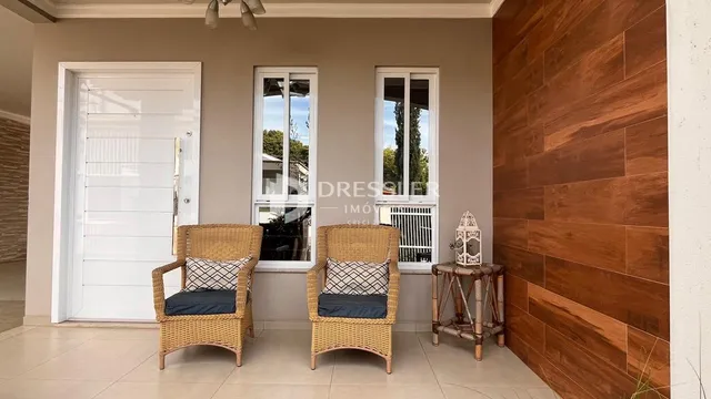Ambiente interno com portas e janelas em uma sala de estar.