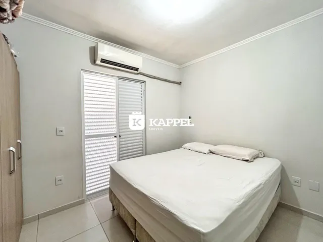 Quarto com cama de casal e ar-condicionado instalado.