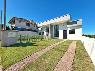 Fachada de uma casa moderna com jardim gramado em Lajeado, Brasil.