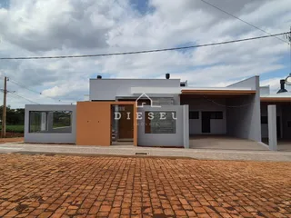 Fachada de uma residência moderna com detalhes em cor laranja em Lajeado.