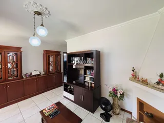Sala de estar com armários de madeira e lareira.