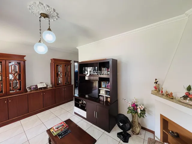 Sala de estar com armários de madeira e lareira.