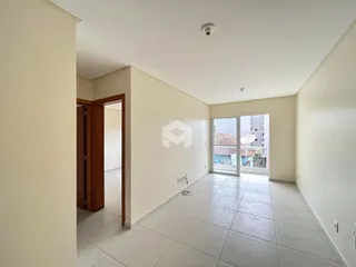 Interior de uma área com piso de cerâmica e paredes claras.