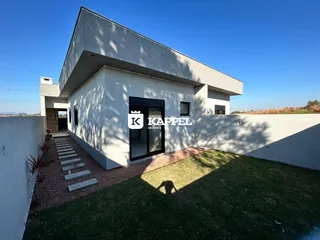 Fachada de uma residência moderna em Lajeado, Brasil, sob luz do dia.