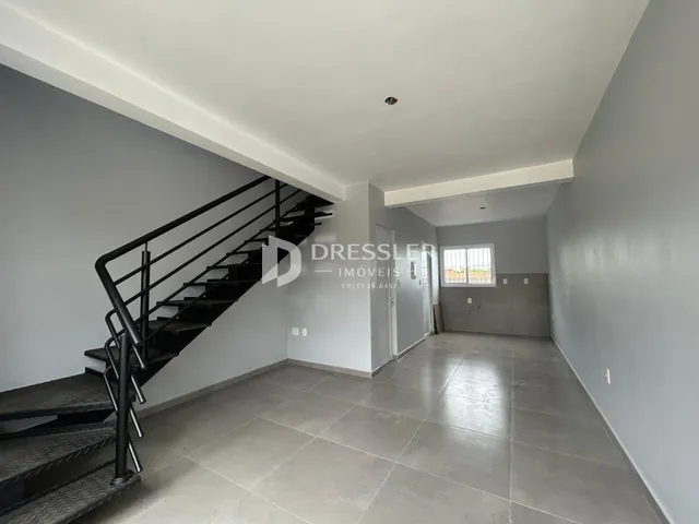 Hall com escada em um corredor residencial.