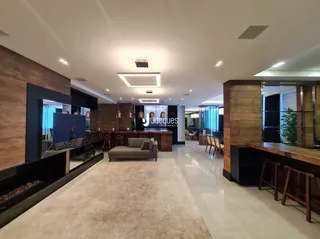 Sala de estar moderna com lareira e piso claro.