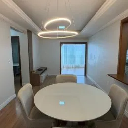 Foto de uma mesa redonda em um ambiente interno com iluminação clara.