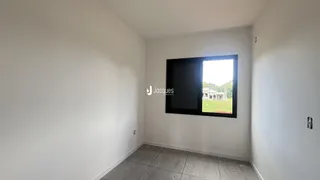Parede branca e piso de cerâmica de uma propriedade em Lajeado.