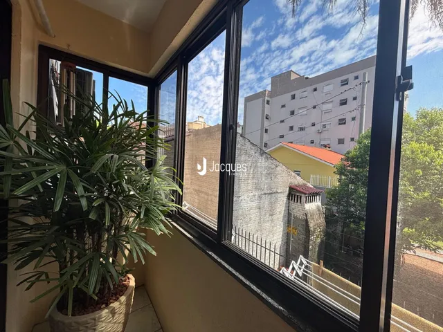 Vista da rua e do prédio de apartamentos em Lajeado, Brasil, através de uma janela.