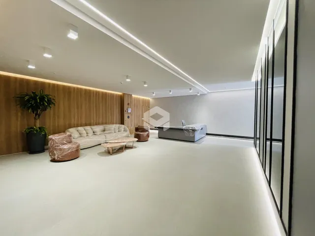 Ambiente interno moderno com sofá e decoração em sala.