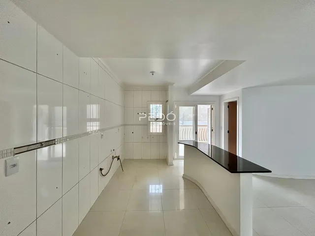 Corredor interno de uma residência com piso de cerâmica branca.