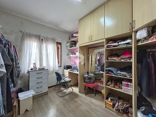Vista interna de um quarto com guarda-roupa e armários em Lajeado, Brasil.