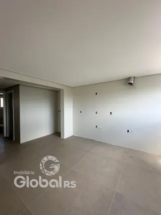 Vista interna de uma área com piso de cerâmica e paredes brancas.