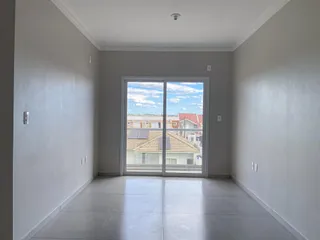 Ambiente interno com vista para um bairro residencial de Lajeado.