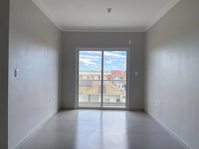 Ambiente interno com vista para um bairro residencial de Lajeado.