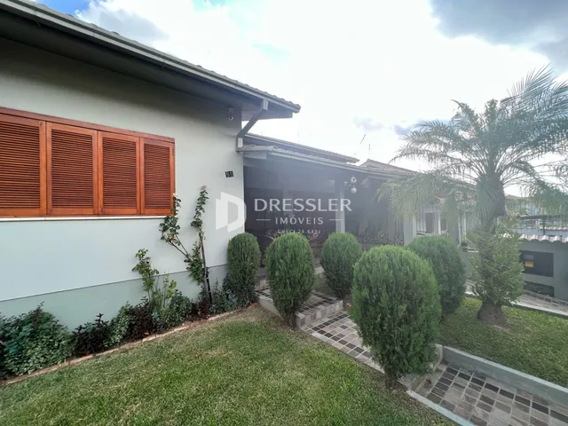 Fachada de uma residência com jardim e vegetação na Lajeado, Brasil.