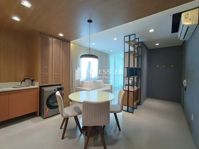 Sala de estar e jantar com decoração moderna em apartamento no Brasil.