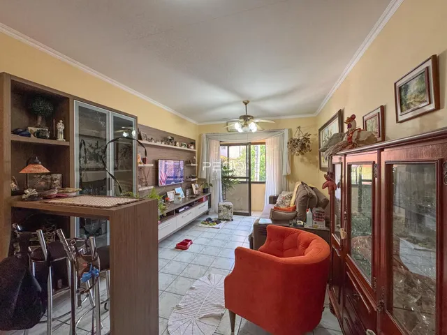 Sala de estar com decoração de madeira e móveis coloridos.