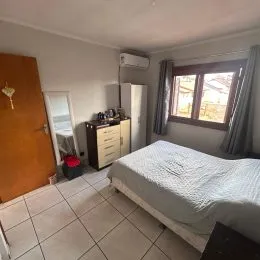 Quarto com cama e janela em um imóvel.