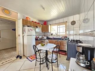 Foto de uma sala de jantar com cozinha em um imóvel no Brasil.
