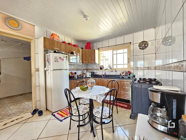 Foto de uma sala de jantar com cozinha em um imóvel no Brasil.