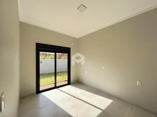 A sala possui uma porta de vidro que dá acesso ao quintal.