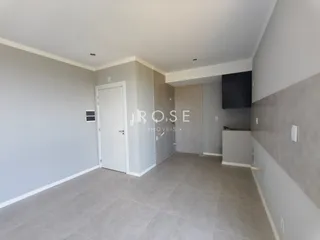 Hall de entrada com paredes cinzas e piso de cerâmica.