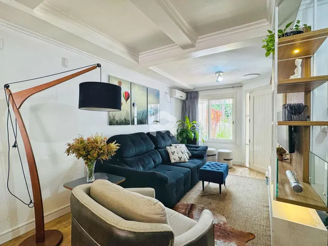 Foto da sala de estar com sofá e decoração moderna.
