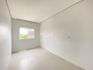 Quarto com paredes brancas e piso de cerâmica.