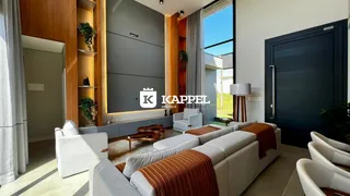 Sala de estar moderna com sofá branco e detalhes em madeira clara.