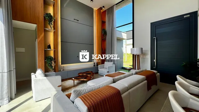Sala de estar moderna com sofá branco e detalhes em madeira clara.