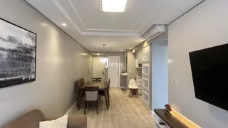 Ambiente interno de um apartamento moderno com sala de jantar e corredor.