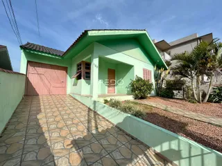 Fachada de uma casa em Lajeado, Brasil, com garagem e jardim.