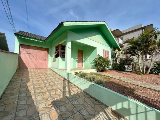 Fachada de uma casa em Lajeado, Brasil, com garagem e jardim.